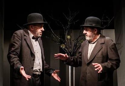 Jerzy Radziwiłowicz (Vladimir), Mariusz Benoit (Estragon) w CZEKAJĄC NA GODOTA Samuela Becketta w reż. Piotra Cieplaka. Fot. Marta Ankiersztejn   